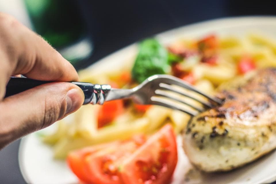 Grilled chicken plate with tomatoes and vegetables